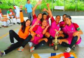 Las estudiantes del Santa Luisa de Marillac, de Villamaría, celebran el título que consiguieron el sábado en Neira, en la Final 