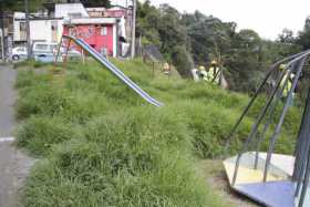 Todo el parque, incluido los juegos y las bancas están cubiertos por la maleza.