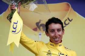Egan Bernal acaricia el título del Tour de Francia