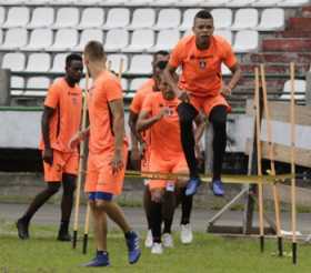 Edis Ibargüen (en el aire) durante el entrenamiento del Once Caldas en el estadio Palogrande. El atacante espera ser titular en 