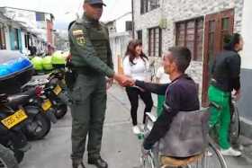 Con un apretón de manos terminó la entrega de la silla de ruedas por parte de la Policía. 