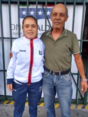 Daniel y Daniela Corredor, padre e hija, ayer antes de que las jugadoras del Once Caldas partieran a Medellín. 
