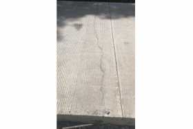 El pavimento se puede ver con grietas. Los denunciantes piden un informe de interventoría.