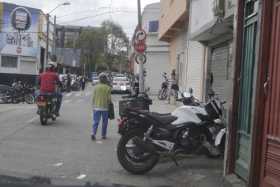 En esta zona del barrio Las Delicias hay varios talleres de motos y bicicletas. Las motos son las que más obstaculizan el paso p