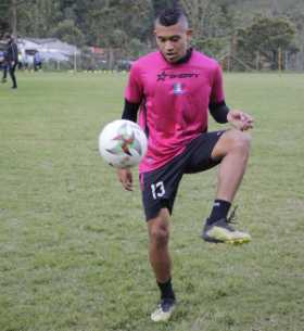 Carlos Mario Pájaro, lateral cartagenero que busca consolidarse en la titular del Once Caldas. Mañana debutará en la Liga ante N