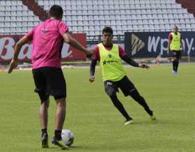 Enrique Serje, con peto, aguarda por su oportunidad en el equipo titular.