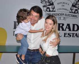 John Alfredo González en compañía de su hijo Salomón y de su esposa Valentina Padilla Ochoa.