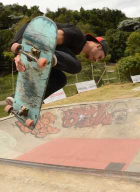 El escenario se convirtió en punto de encuentro para skaters locales.