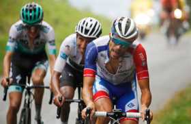 Egan Bernal (centro), persigue al francés Thibaut Pinot, con quien perdió una posición.