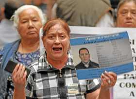 Familiares de desaparecidos se manifiestan durante la presentación deI informe del Sistema Nacional de Búsqueda, en Ciudad de Mé