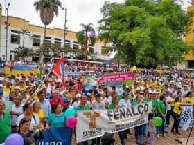 Miles de habitantes de Villavicencio salieron a marchar ayer para pedir soluciones al Gobierno por el cierre de la vía al Llano.