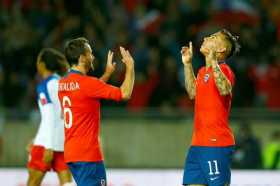 Eduardo Vargas (d) fue el máximo artillero de la Copa América en el 2015 junto al peruano Paolo Guerrero, con cuatro tantos, y r