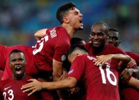  Jugadores de Catar celebran un gol de Boualem Khoukhi (16) durante el partido Paraguay-Catar del Grupo B de la Copa América de 