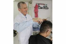 Aurelio Alzate, barbero tradicional del Centro de Manizales.