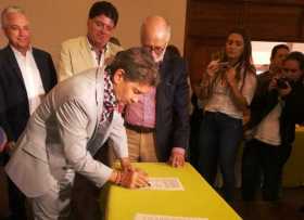 Gobernadores de Antioquia y Caldas firman convenio para mejorar vías