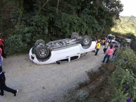 Camioneta se volcó en la vía Pácora-Salamina 