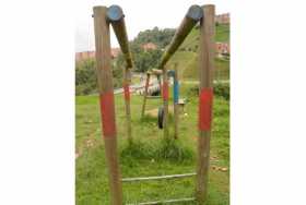  Panorama del parque de Viña del Río: a los juegos infantiles les faltan piezas, el pasto tapa ya varios juegos y al dispensador