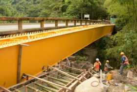 El puente mide 40 metros de largo.