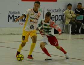 Brandon Londoño (d) se destacó por su talento y marcó el gol del empate de Real Caldas ante Pereira. 