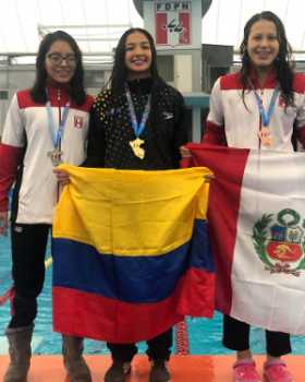 Stefanía Gómez con la medalla de oro, la primera que consigue en la Copa Pacífico. 