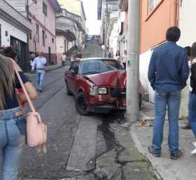 Vehículo chocó contra vivienda en el barrio La Argentina