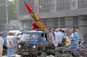 Foto | EFE | LA PATRIA  Manifestantes cargan con la réplica de un misil durante una protesta contra India en Karachi (Pakistán).