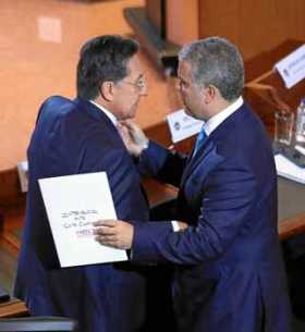 El presidente, Iván Duque, saluda al fiscal general, Néstor Humberto Martínez, ambos solicitaron a la Corte Constitucional el us