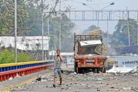Gaby Arellano, legislador venezolano a cargo de la distribución de la ayuda humanitaria, indicó que en el convoy incendiado llev