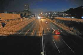 Vista de una calle a oscuras anoche en Caracas (Venezuela).