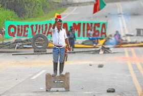 Los indígenas bloquean la carretera armando barricadas con piedras.