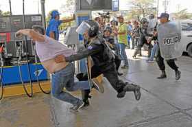 Foto | EFE | LA PATRIA  Miembros de la Policía Nacional intentaron el sábado detener al reportero gráfico Luis Sequeira, de la a