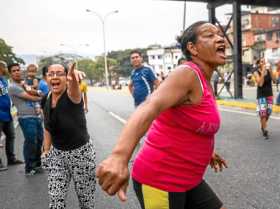 Un grupo de personas protesta por la falta de agua potable y electricidad, en la Avenida Baralt, en el centro de Caracas (Venezu