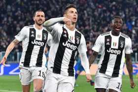 Cristiano Ronaldo celebra con Leonardo Bonucci (i) y Moise Kean (d) la anotación de su tercer gol, con el que Juventus avanzó a