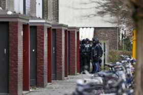 Policías de las Fuerzas Especiales rodean un edificio de Utrecht (Holanda). 