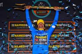 El campeón de la clasificación general, el esloveno Primoz Roglic, del equipo Jumbo-Visma, celebra la victoria en el podio tras 