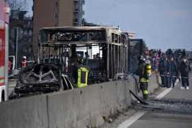 Un hombre prendió fuego a un autobús escolar en Italia