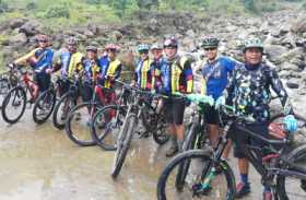 Parte de los ciclomontañistas en su paso por la quebrada Las Mercedes, cerca del corregimiento Pueblo Nuevo.