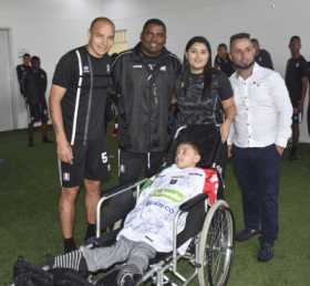 Dylan Andrés Gómez celebró ayer su cumpleaños número 11 con el Once Caldas, el equipo de sus amores. Acá, con sus padres, Yuri y