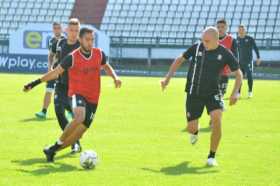 Juan Pablo Nieto (rojo) volverá a esperar su oportunidad en el banco de suplentes. 