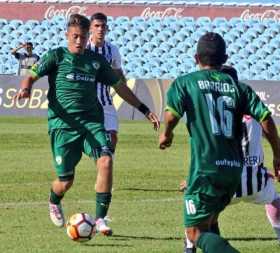 El manizaleño Juan David Marín (con el balón) durante un partido de la Copa Libertadores Sub-20 ante Libertad de Paraguay. Esper