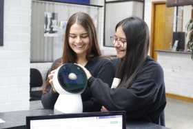 Sofía Giraldo Hoyos y Salomé Gallego Arbeláez, estudiantes de Diseño Gráfico de Unitécnica, acostumbran a interactuar con Jibo.