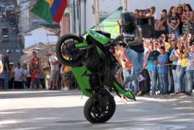 acrobacias en moto en Salamina