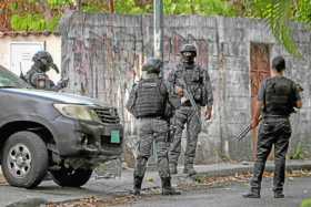 Foto | EFE | LA PATRIA  Funcionarios del Servicio Bolivariano de Inteligencia (Sebin) custodian los alrededores de la casa del c