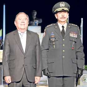 Guillermo Botero, ministro de Defensa y Nicacio de Jesús Martínez, comandante del Ejército en medio de la polémica por el supues