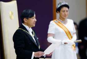 El nuevo emperador japonés Naruhito (i) y la emperatriz Masako.