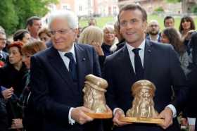  El presidente galo, Emmanuel Macron (dcha), y su homólogo italiano, Sergio Mattarella (izq), posan con sendos bustos de Da Vinc