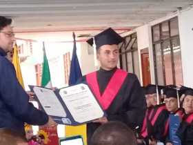 Leonardo Cocomá, uno de los 25 graduados en Neira con la Universidad en el Campo.