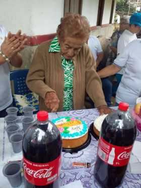 Adela estaba feliz.