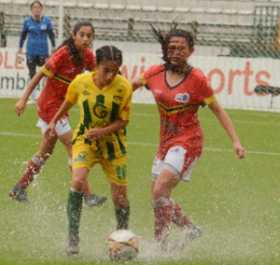 El agua fue protagonista ayer en el estadio Palogrande. La cancha se inundó e hizo trasladar el partido entre Caldas y Bogotá a 