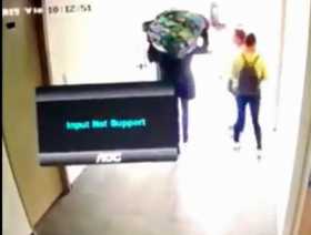 Momento en que, al parecer, sacan elementos de un edificio del barrio Sáenz.